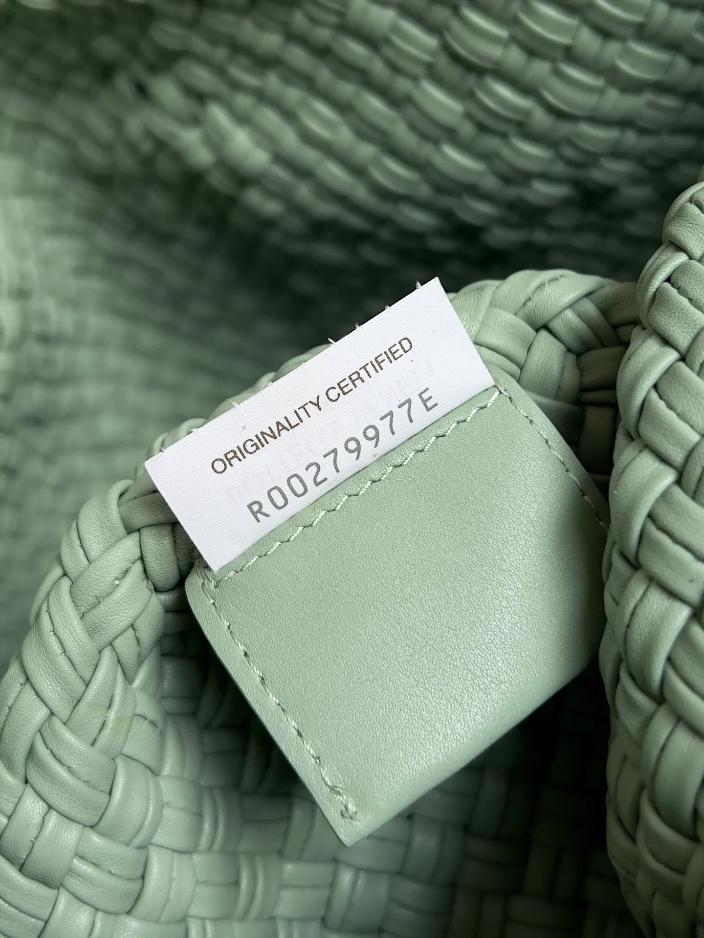 Batch 5760 BV collectible small woven handbags are really YYDS!! Bottega Veneta’s most classic small woven handbags are back! ! We use the highest quality leather with the highest craftsmanship❤️ to create the most expensive works. We have created the original Intrecciato leather weaving process❤️ This unique traditional exclusive leather weaving method has not only become our logo but also reflects the time-consuming and labor-intensive craftsmanship of our products❤️ The new TOSCA handbag must be a selection worth collecting🆕 Style number: 716974 Size: 27*9*18cm